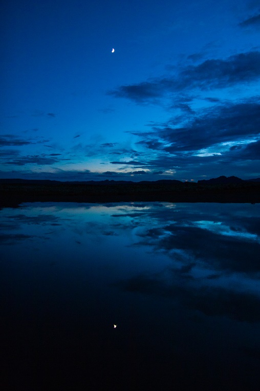 A body of water with a boat in it

Description automatically generated