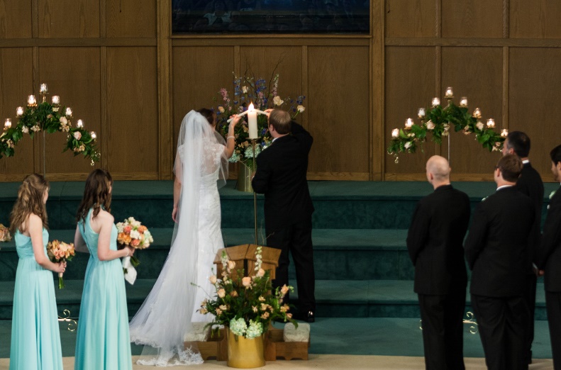 A bride and groom in a church

Description automatically generated