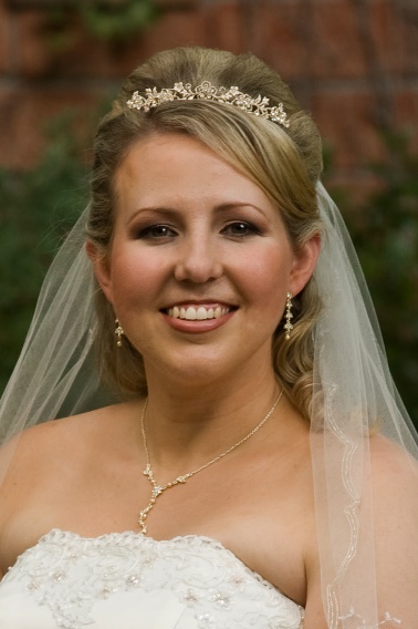 A person wearing a tiara and a veil

Description automatically generated